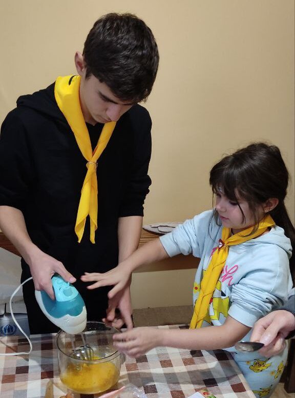 Слідопитські зібрання у Гусятині: діти вчаться випікати піцу