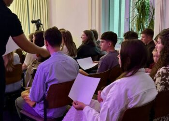 «Не просто чекати»: у Чернівцях молодь вирушила у символічний «політ»